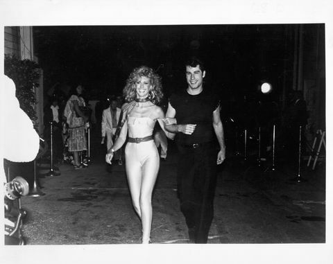 la chanteuse et actrice olivia newton john et co star john travolta assistent à la première du film graisse, 1978 photo par michael ochs archivesgetty images
