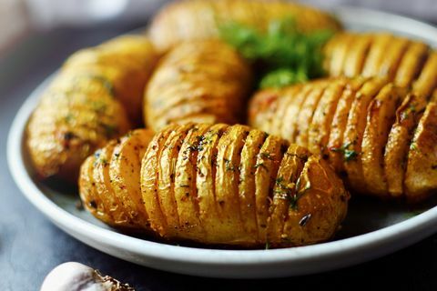 pommes de terre hasselback pommes de terre en accordéon cuites au four légumes délicieux nourriture dans une plaque d'argile grise close up