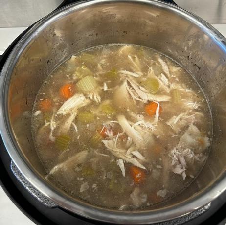coup de tête de soupe au poulet à l'intérieur d'un pot instantané