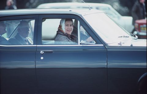 Queen Elizabeth conduite d'un Vauxhall