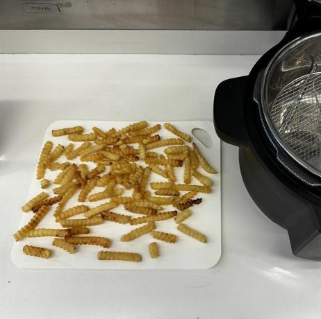 frites disposées à côté d'un pot instantané