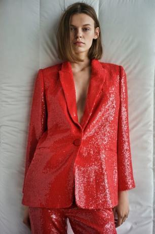 Claudia Winkleman porte un costume à paillettes rouges Zara pour le lancement de Strictly 