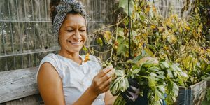 femme écologiste heureuse avec des légumes assis dans une ferme urbaine
