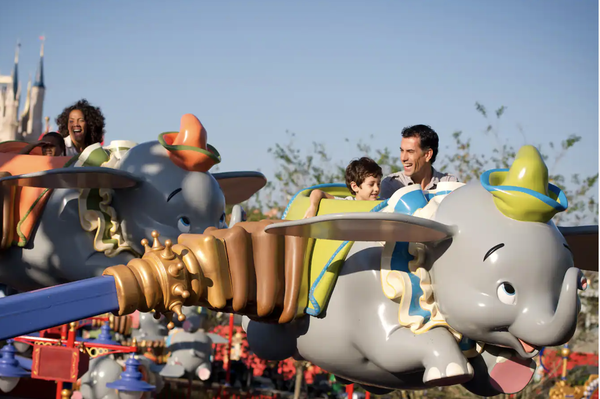 Passagers équitation dumbo l'éléphant volant à Walt Disney World's Magic Kingdom Park