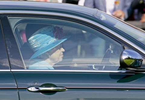 La reine Elizabeth au volant d'une Jaguar