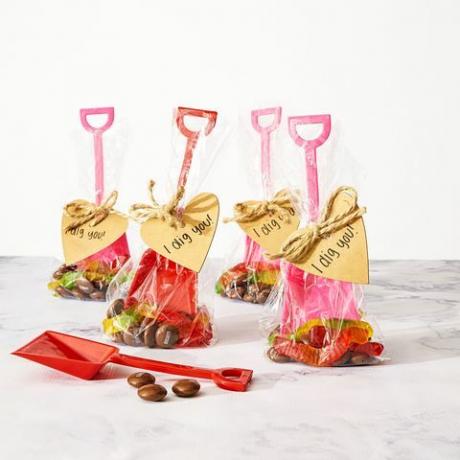 je te creuse un sac de bonbons les vers gommeux de la saint-valentin ramasser de ghk020116bobfamilyroom01 recette de la saint-valentin