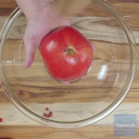 aperçu de Kitchen Hack: Spanking The Pomegranate
