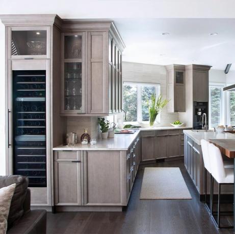 les armoires personnalisées de rutt s'adaptent précisément à la cuisine pour un look entièrement intégré