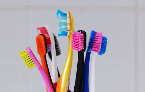 utilisez de l'huile d'arbre à thé pour nettoyer votre brosse à dents