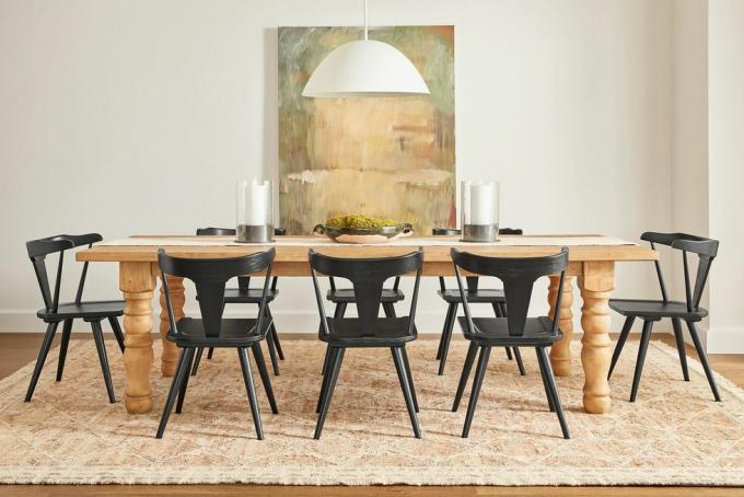table de salle à manger en bois avec des chaises de ferme noires